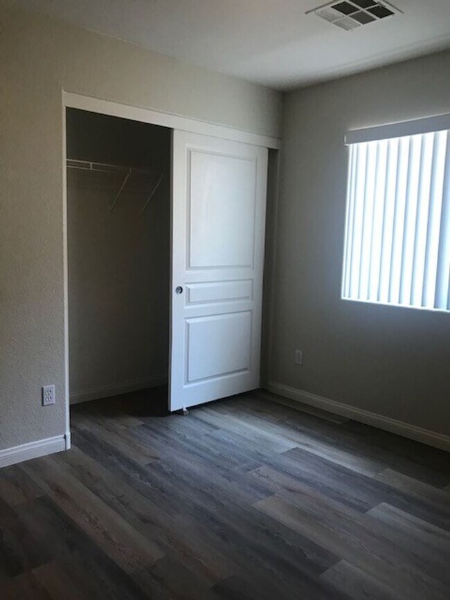 Building Photo - GATED COMMUNITY- FULLY REMODELED!
