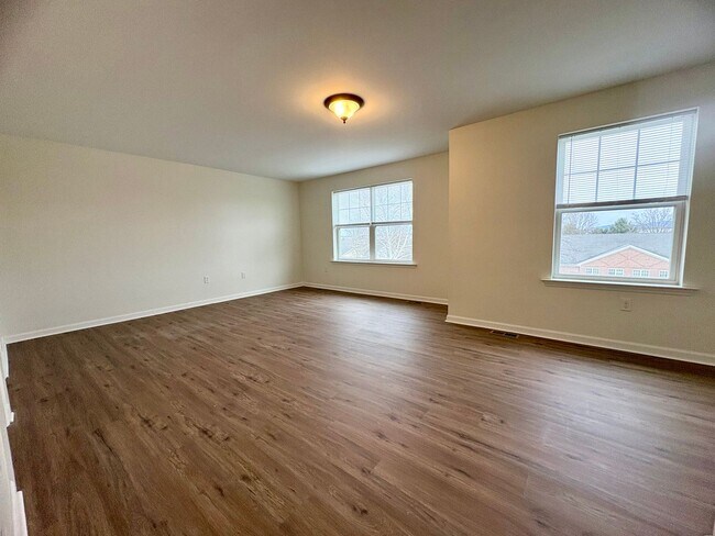 Building Photo - 3 Bedroom 2.5 Bathroom Townhome in Mechanicsburg!