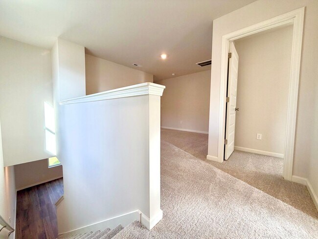 Building Photo - 913 Moray Ln