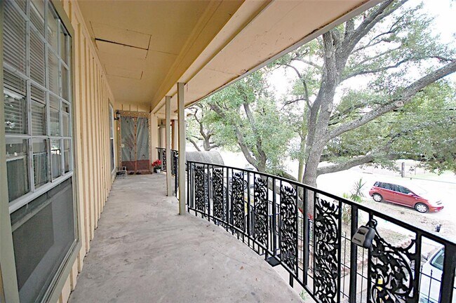 Building Photo - 5704 Edgemoor Dr