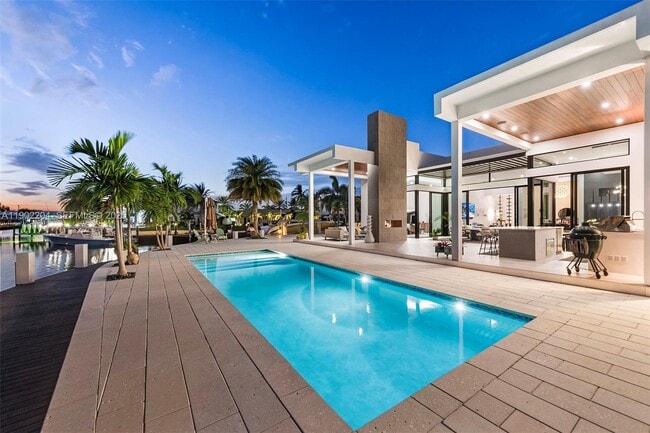 Building Photo - 3701 NE 26th Ave