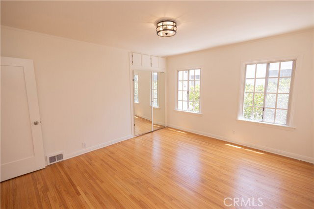 Building Photo - 446 S La Peer Dr