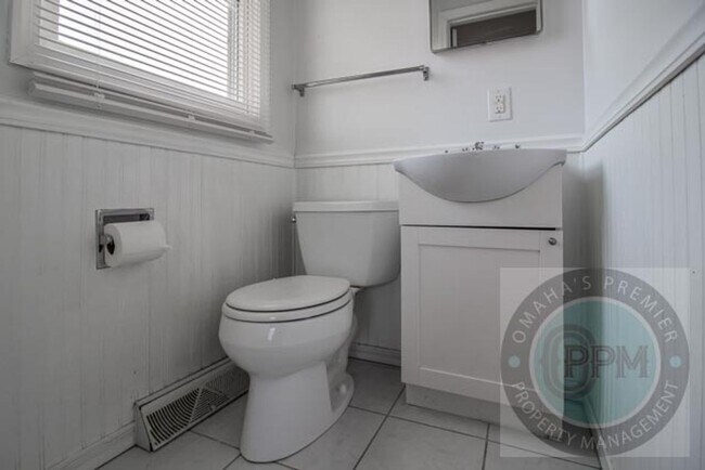 Building Photo - Spacious 5 Bedroom / 2.5 Bathroom Home | Near Ralston