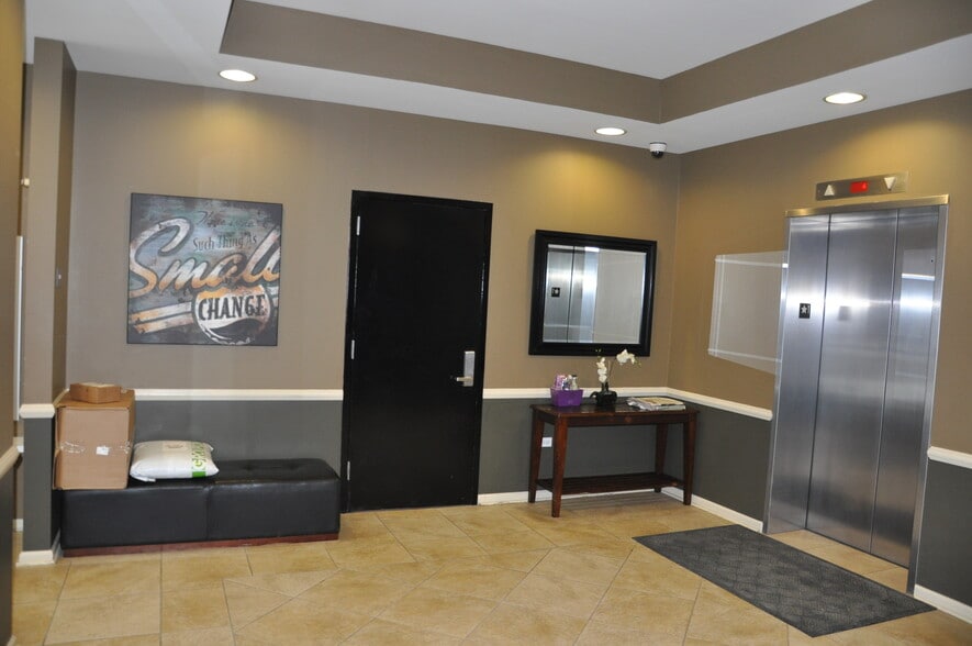 Lobby - 656 Pearson St