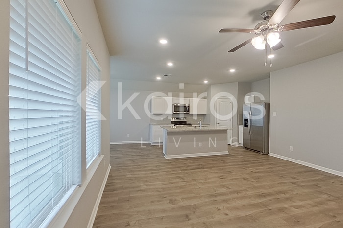 Building Photo - 413 Mango Dr