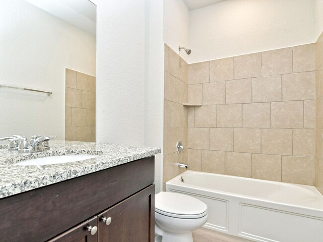 Building Photo - Large 3036 SF Home - 5 Bed/3 Bath + Media ...