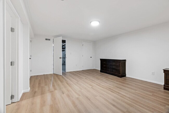 Building Photo - 5382 Kings Park Dr