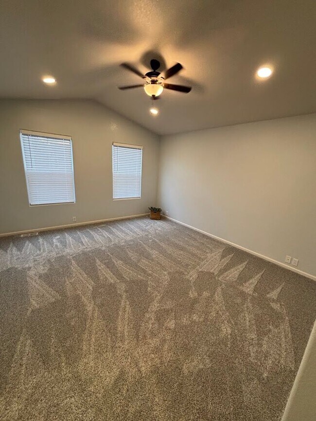 Building Photo - Beautiful Remodeled 3 Bedroom End Unit Townhouse