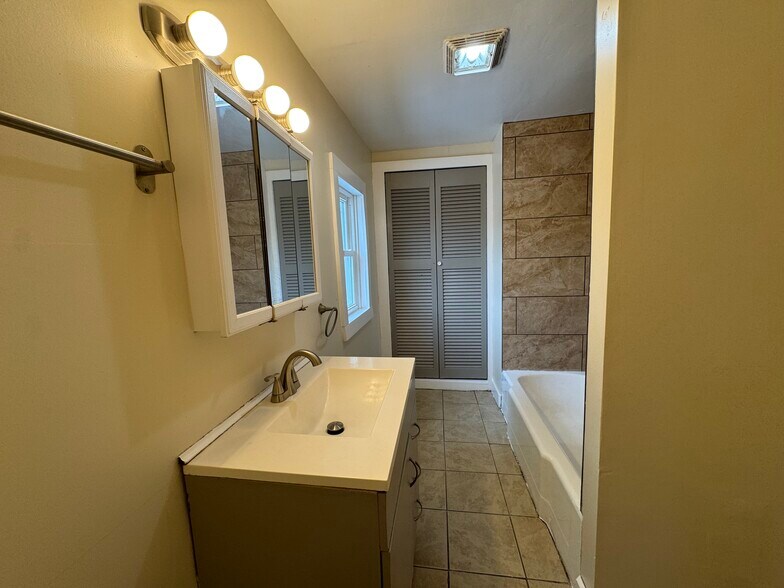 Building Photo - 138 Hemlock St