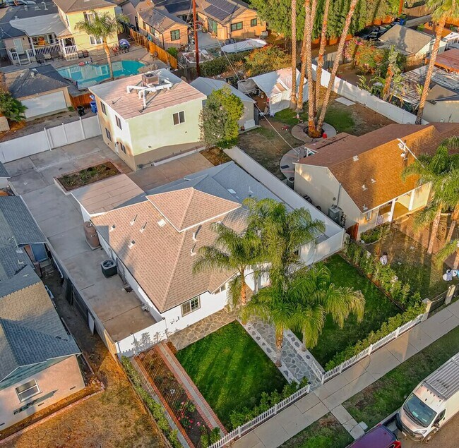 Building Photo - Modern 3-Bed/3-Bath Townhome