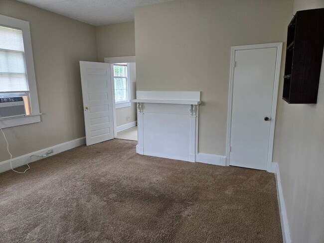 Building Photo - FOR RENT with a Riverview!