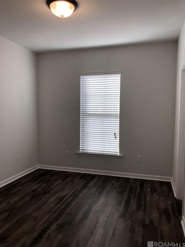 Building Photo - 26612 Parkwood Dr