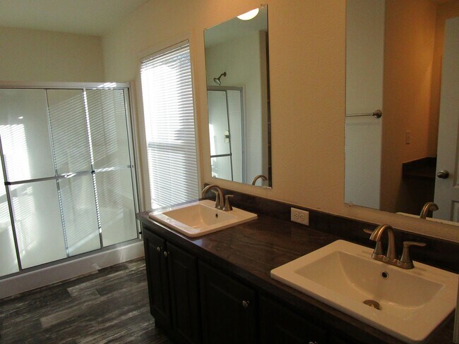 Building Photo - Newer Spacious Home in Ochoco West Subdivision - Available Soon!