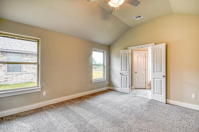 Building Photo - 1016 E Jackrabbit Ln