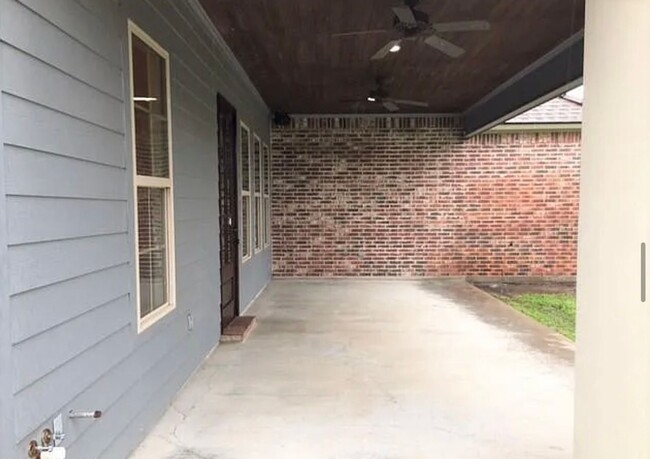 Building Photo - 4-bedroom, 3.5-bathroom home AVAILABLE NOW!