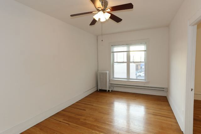 Building Photo - 962 W Cornelia Ave
