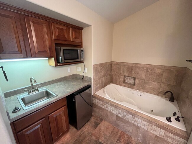 Building Photo - Spacious 3 Bed/3.5 Bath Home with Two Prim...