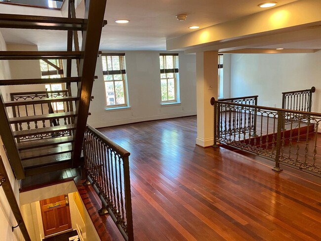 Building Photo - Apartment in Historic Mt Vernon Building