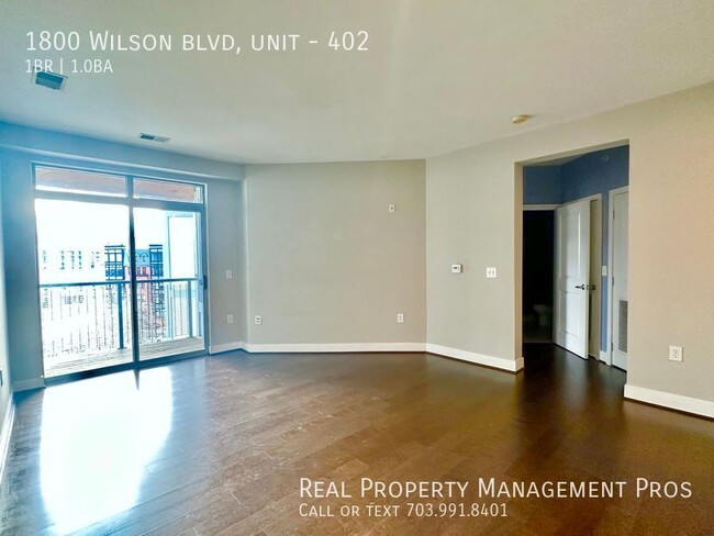 Building Photo - Walk to Rosslyn Metro! Bright and Spacious...