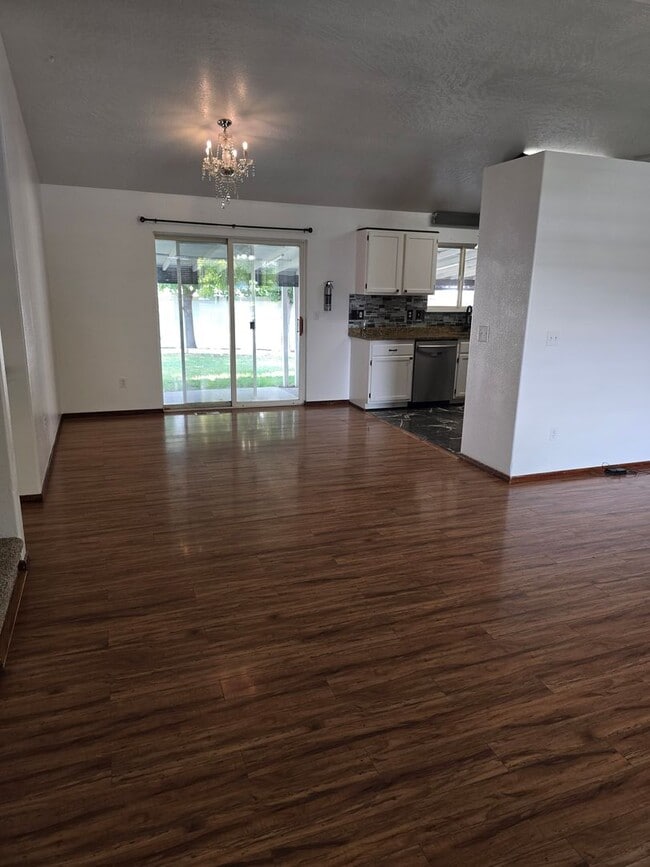 Building Photo - Spacious 4 bedroom 3.5 Bath Home for Rent ...