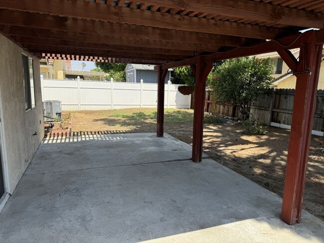 Building Photo - 4 bed 3 full bath house with 3 car attache...