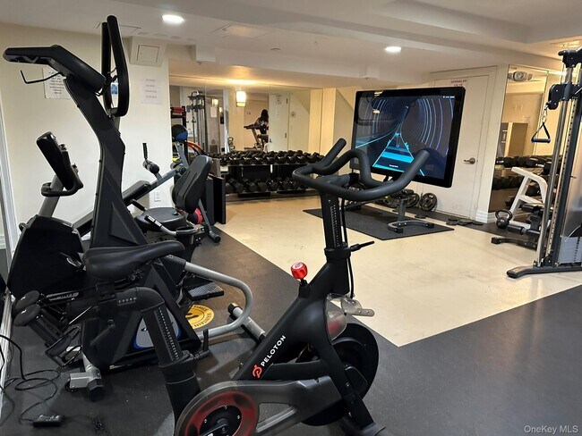 Building Photo - 64-05 Yellowstone Blvd