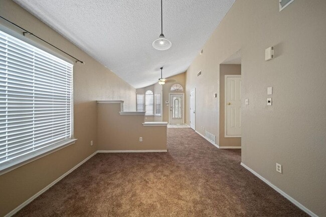 Building Photo - Adorable 2 bedroom, 2 bath home in East  El Paso!