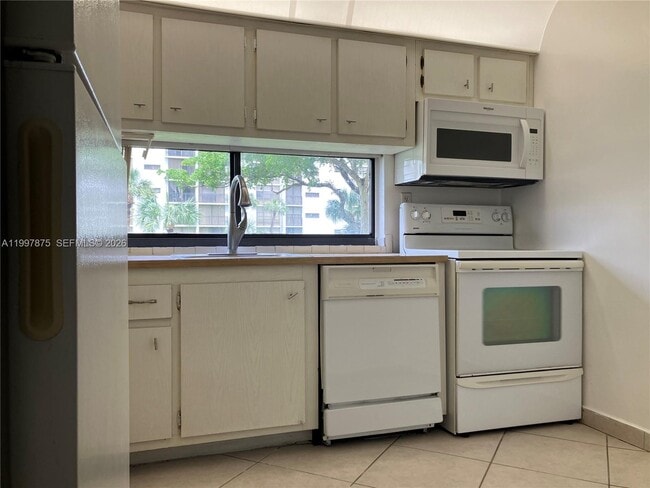 Building Photo - 16919 N Bay Rd