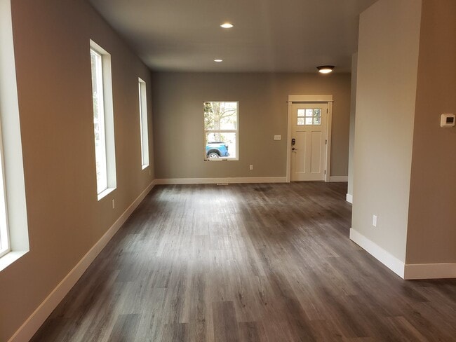 Building Photo - Newer 5 Bed, 3 Bath Home with over 3100+ s...