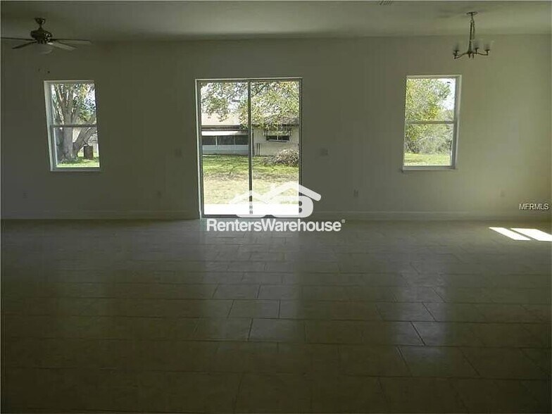 Building Photo - 701 Armadillo Dr