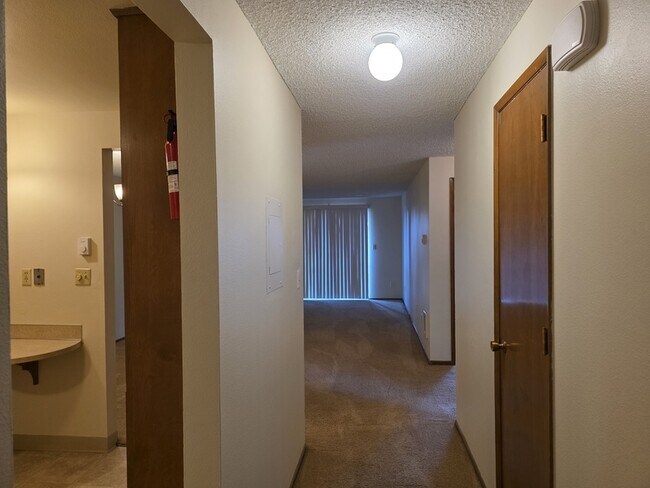 Building Photo - 2022 E 6th St