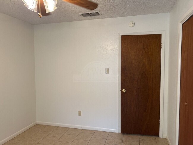 Building Photo - 2408 Carnation Dr