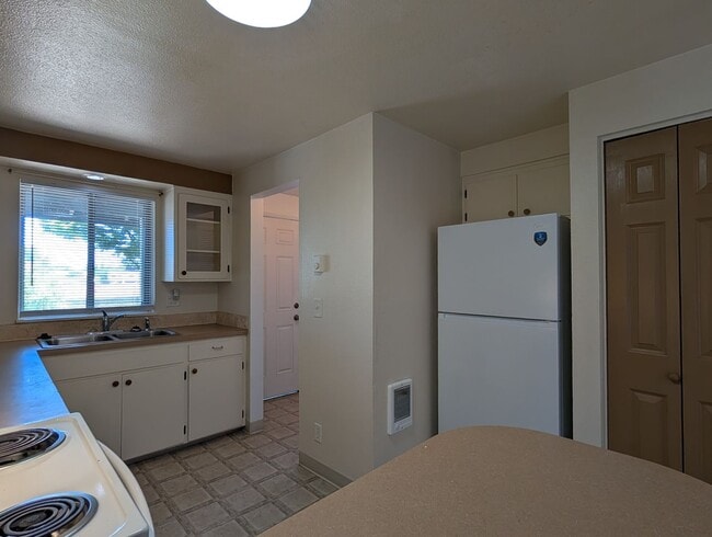 Building Photo - 3-bedroom, 1-Bath Duplex On a Corner Lot In The Bethel Area