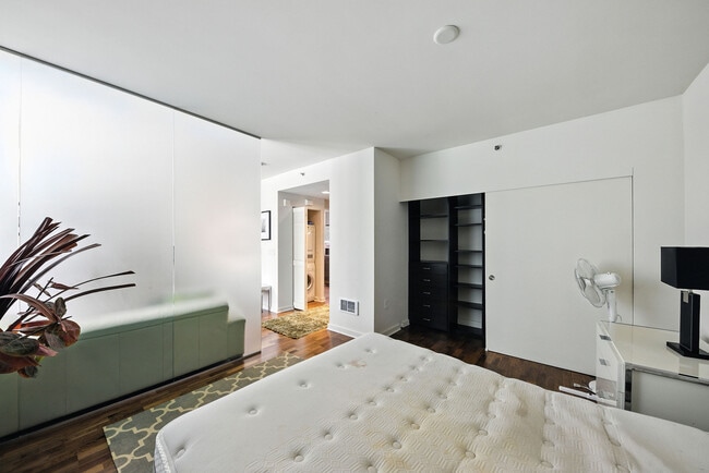 Building Photo - 555 4th St