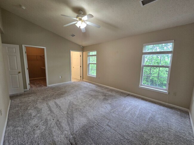 Building Photo - Beautiful End Unit Townhouse - Convenientl...