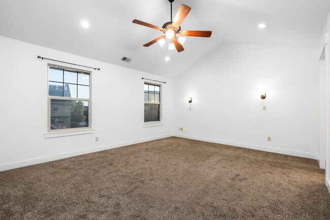 Building Photo - 2071 W Crescent Row