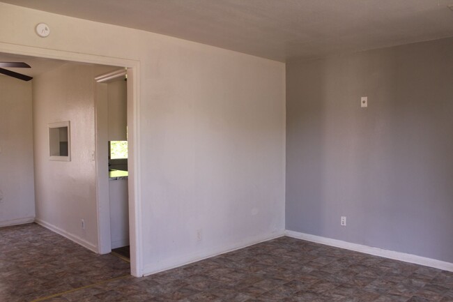 Building Photo - 5 Minutes from Tinker!!!