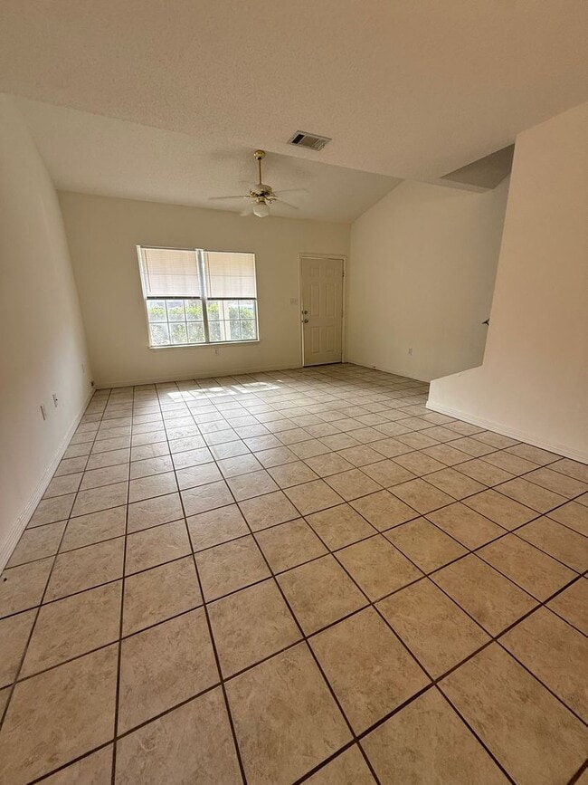 Building Photo - New Listing!