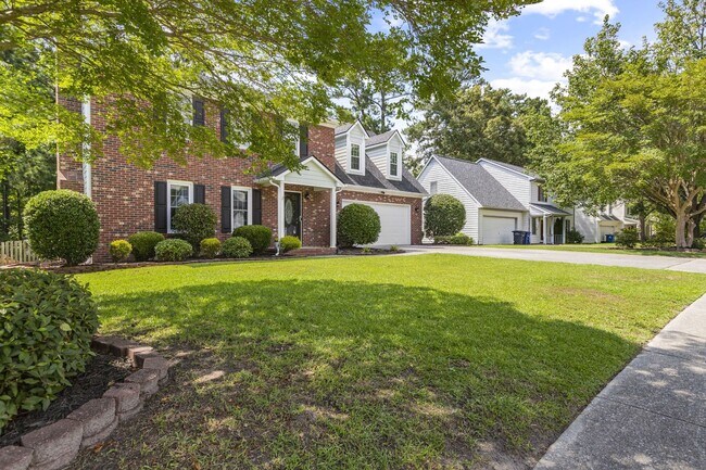Building Photo - Inviting Jacksonville Home Near Shopping, Dining & Everyday Conveniences