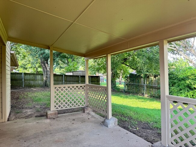 Building Photo - 411 Hickory Rd