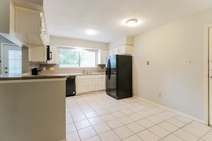 Building Photo - 18527 Sweetmeadow Dr