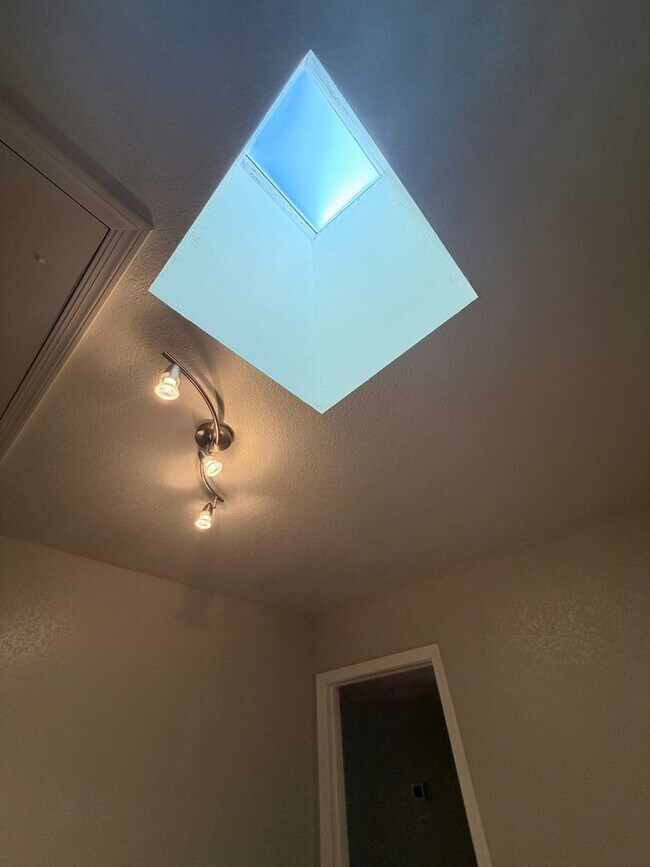 Building Photo - 7850 E Granada Rd