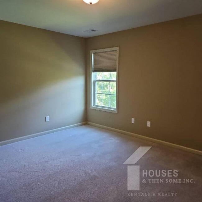 Building Photo - 204 Wild Meadow Dr