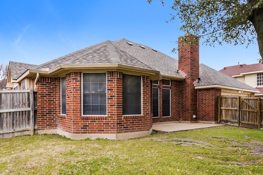 Building Photo - 712 Stain Glass Dr