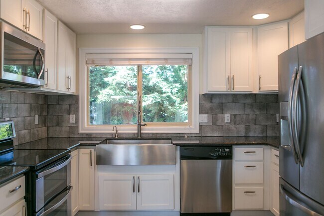 Building Photo - 4 bedroom 3 bath house for rent- Great location in Milwaukie, OR!