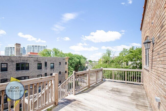 Building Photo - 647 W Deming Pl