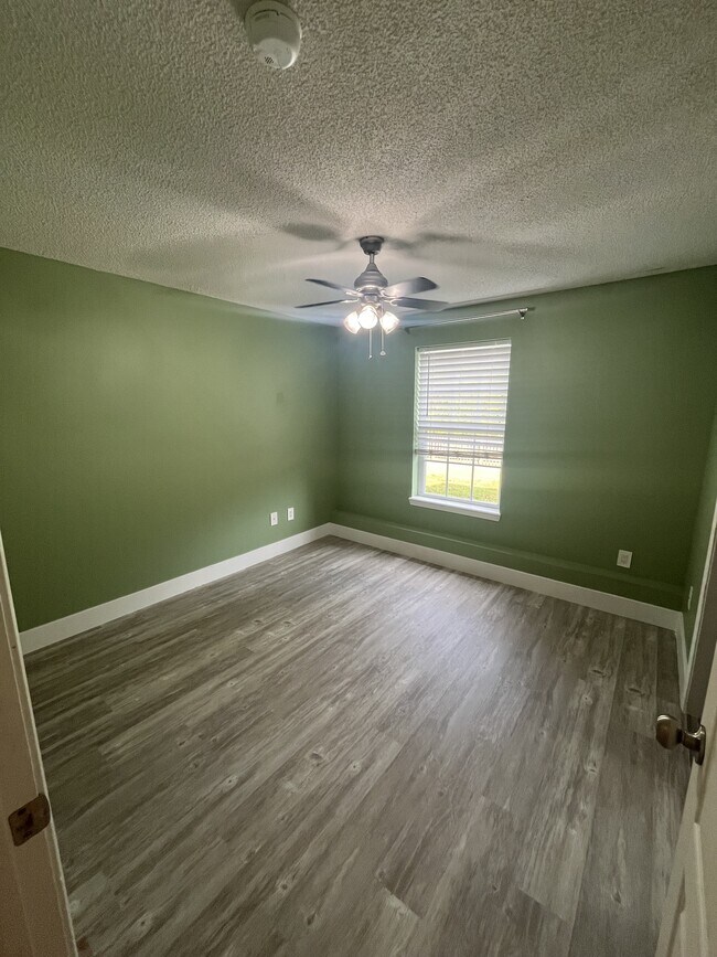 Building Photo - 723 Iron Horse Dr