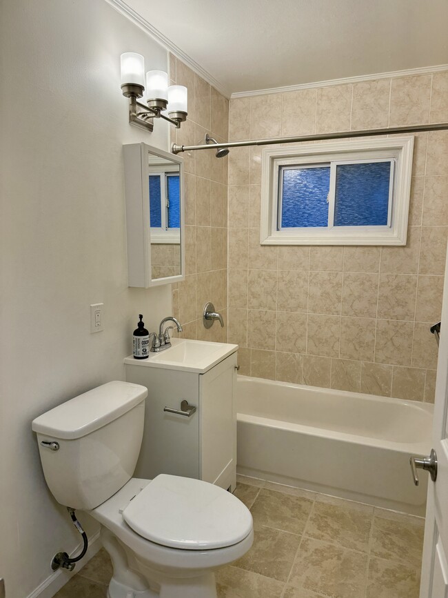 Bathroom 1 - 63 Elliot Pl