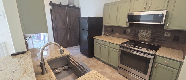 Building Photo - 5982 Fox Ridge Ln