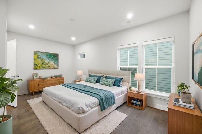 Building Photo - Georgia Row Townhome | 2 Bed | 2.5 Bath | 1,400 Sf | Juliet Balcony | 1 Assigned Parking Space